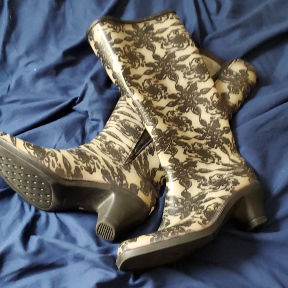 Boots - Picture 2 of 4